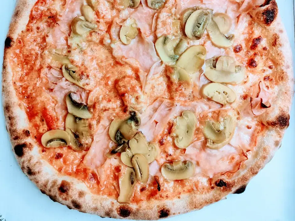 Pizza Prosciutto e Funghi – Pizzeria Al Basilico, Verona