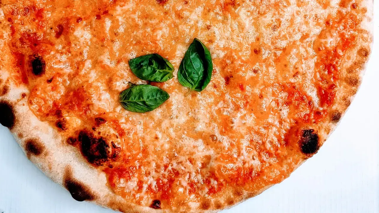 Pizza margherita con basilico fresco appena sfornata – Pizzeria Al Basilico, Verona